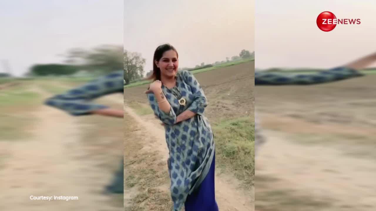'तू बनके चाले मोरनी' पर Sapna Choudhary ने खेत में लगाए ठुमके, देखने के लिए गांव वालों की उमड़ी भीड़
