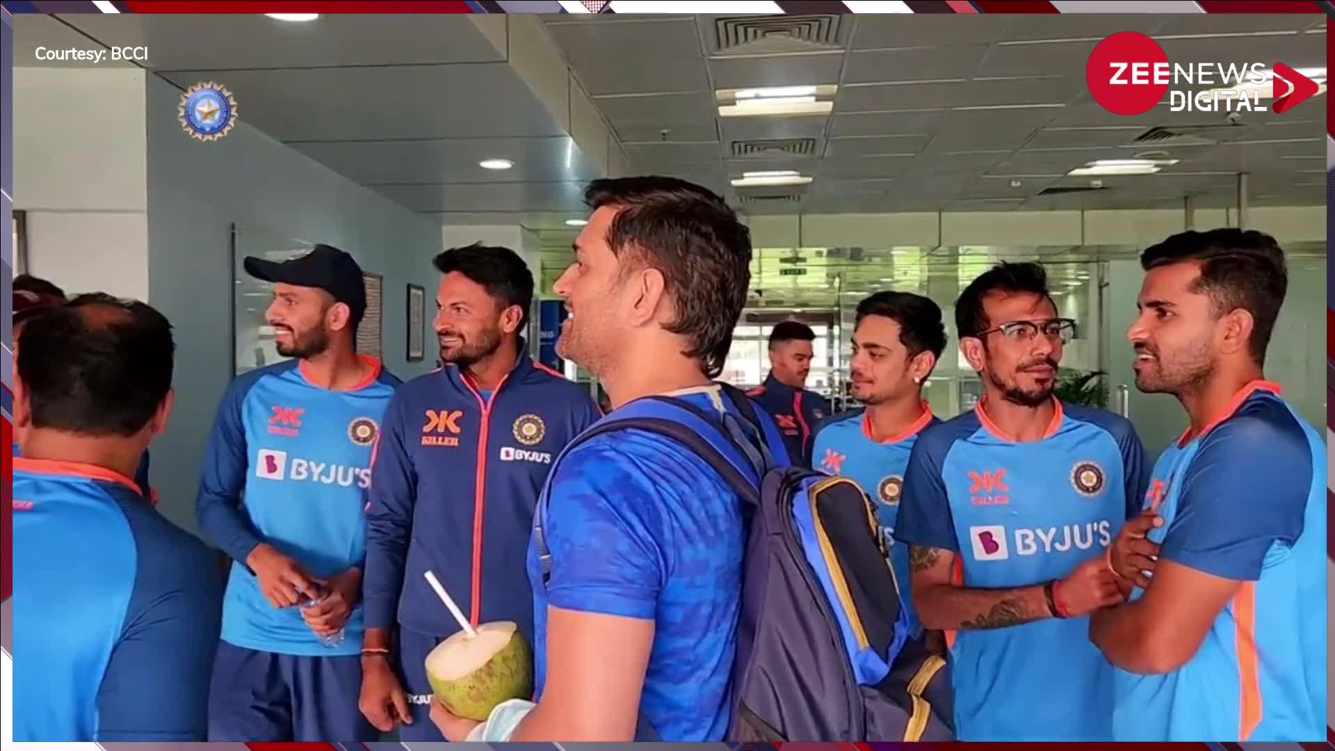 Team India की ड्रेसिंग रूम में पहुंचे MS Dhoni, साथी खिलाड़ी को दिया सरप्राइज, देखें वायरल वीडियो