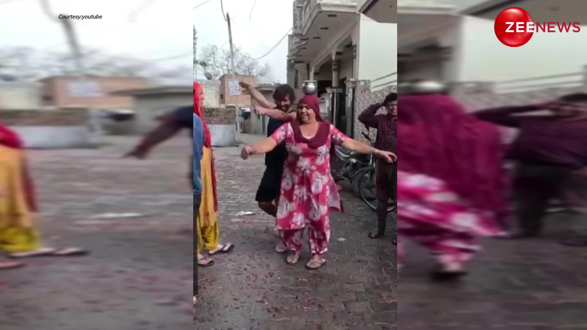 Aunty Video: ताई ने सिर पर मटका रख लगाए ऐसे ठुमके, देख देवर ने दिया ये रिएक्शन