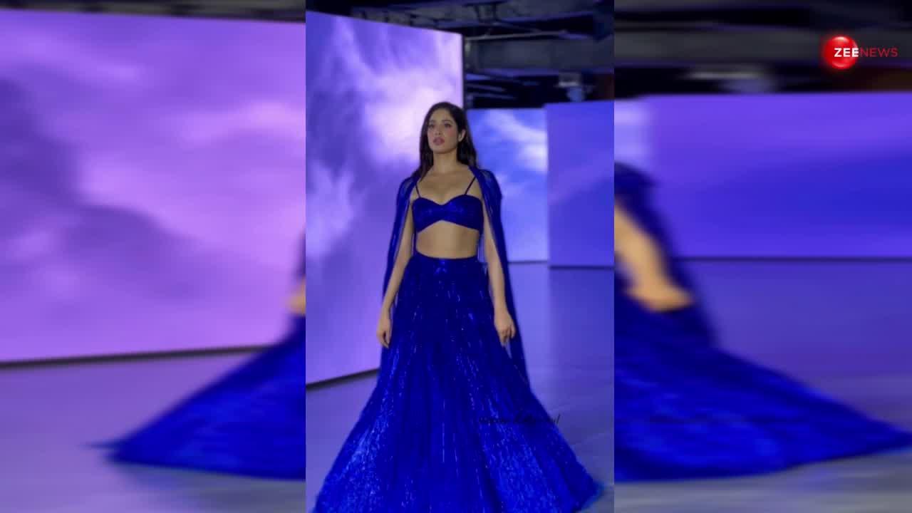 Janhvi Kapoor ने सेक्सी ब्लू ड्रेस पहन लगाया हॉटनेस का तड़का, लड़के छोड़िए इस बार लड़कियां भी हो गईं फिदा!