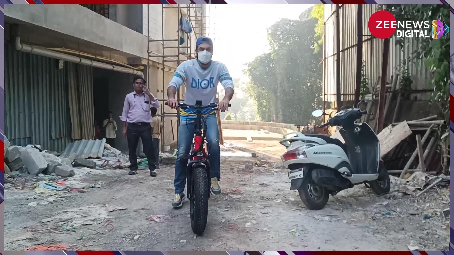 मुंबई की सड़कों पर मास्क लगाकर तेजी से साइकिल दौड़ाता रहा ये सुपरस्टार, देखें वीडियो