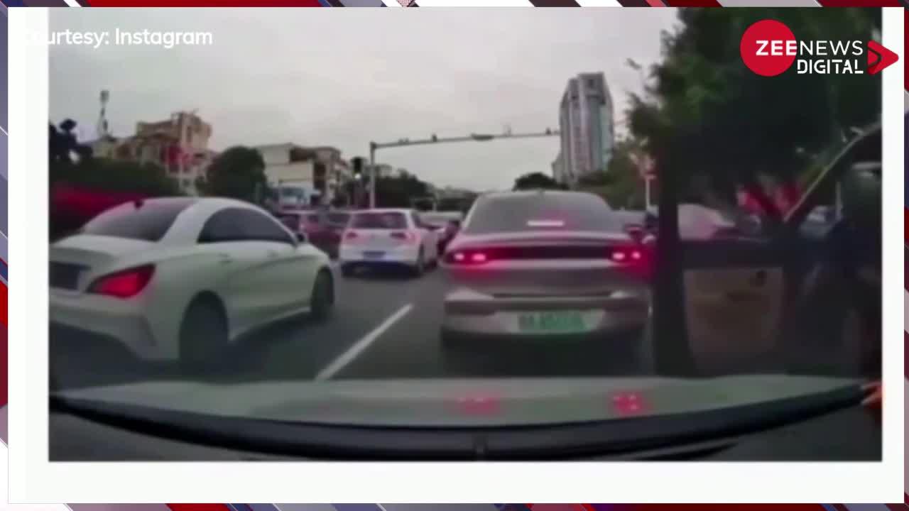Viral Video: पहले निकलने के चक्कर में खोला गाड़ी का गेट फिर यूं दौड़ाई सड़क पर कार, वीडियो देख रह जाएंगे दंग