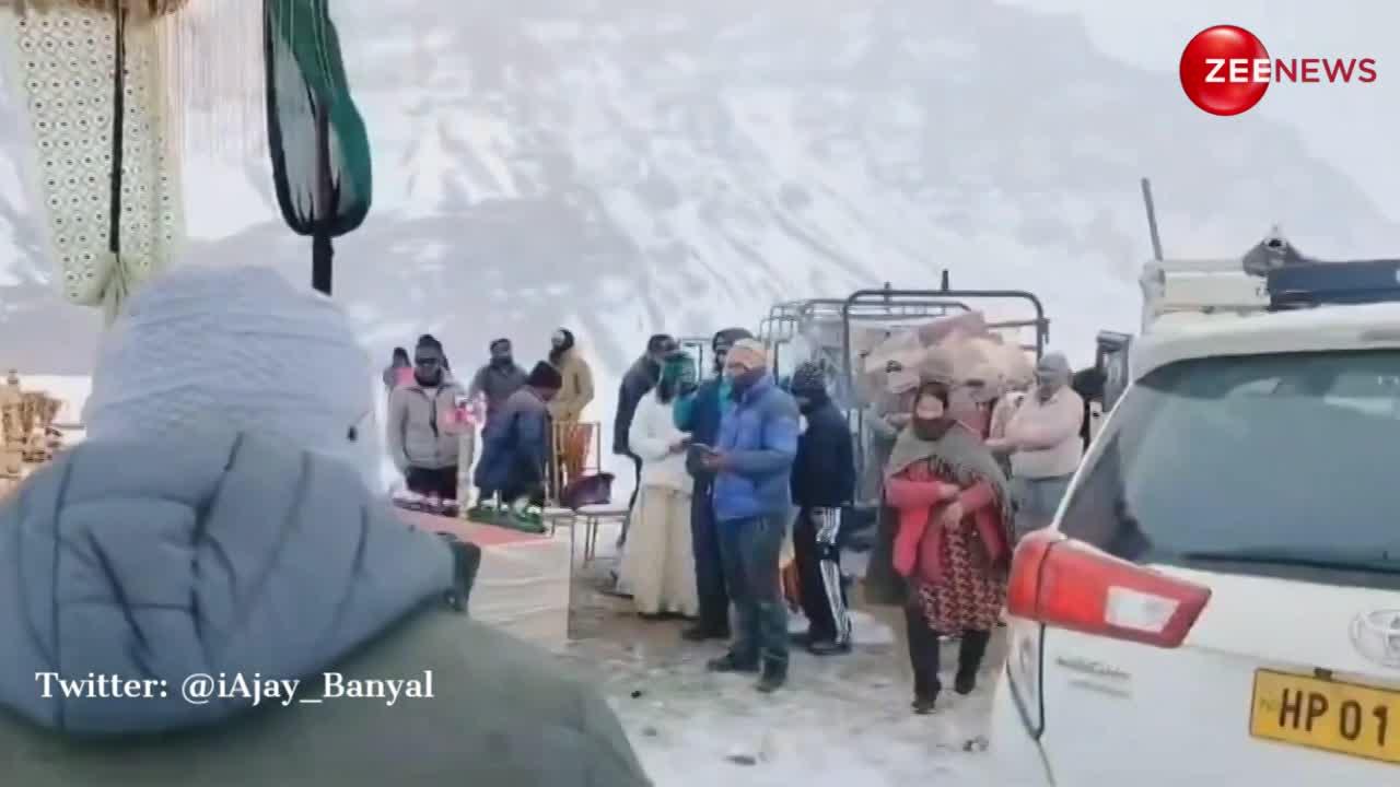 VIDEO: दुल्हन ने की जिद तो दूल्हे ने बर्फ में सजाया मंडप, -25 डिग्री में लिए सात फेरे