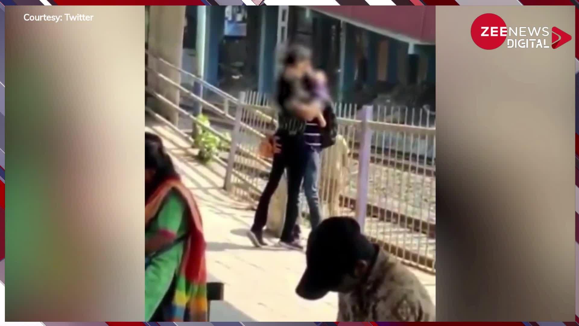 Viral Video: रेलवे स्टेशन पर खुलेआम Kiss करता दिखा Couple, वीडियो देख यूजर्स ने लगा दी कमेंट की झड़ी