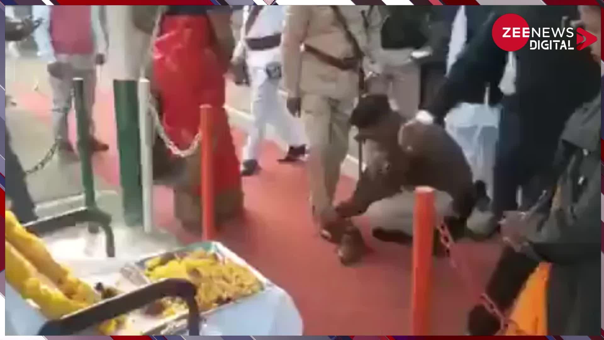 Bihar Viral News: कदमों में बैठकर सिपाही ने पहनाए SP को जूते, लोगों ने ट्रोल करते हुए कहा- 'वर्दी का अपमान'..