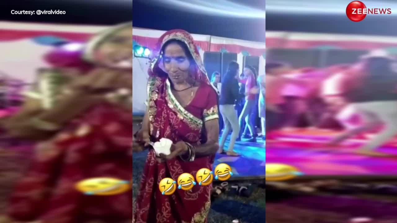 Aunty Video: शादी में नाचते-नाचते चाची ने लिए आइसक्रीम के मजे, देख शर्मा गए चाचा....
