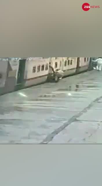 Telangana: महिला के लिए 'देवदूत' बना RPF कांस्टेबल, चलती ट्रेन के नीचे से खींचकर बचाई जान