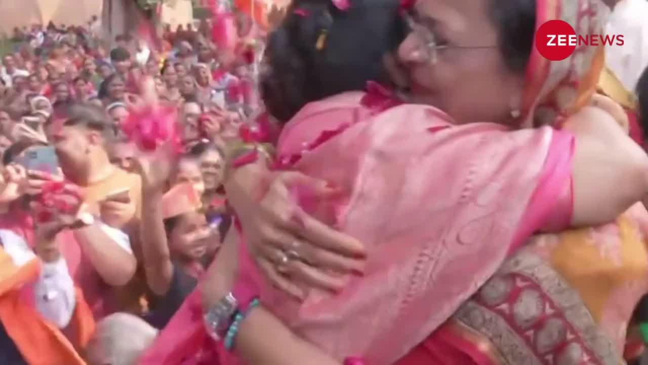 MP Chunav Result 2023: CM शिवराज सिंह चौहान की पत्नी साधना चौहान की खुशी सातवें आसमान पर,  महिला कार्यकर्ताओं को लगाया गले