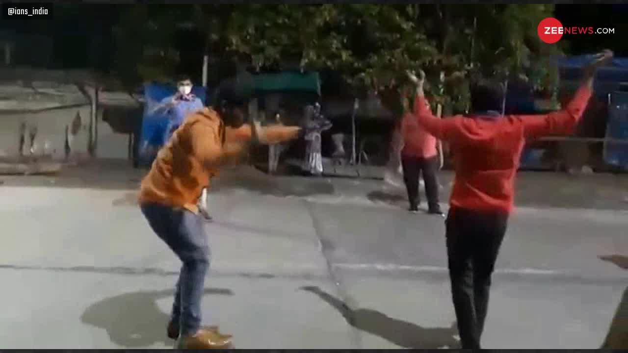 Viral Video: Lockdown तोड़ने पर राजस्थान पुलिस ने सड़क पर ही करा डाला नागिन डांस