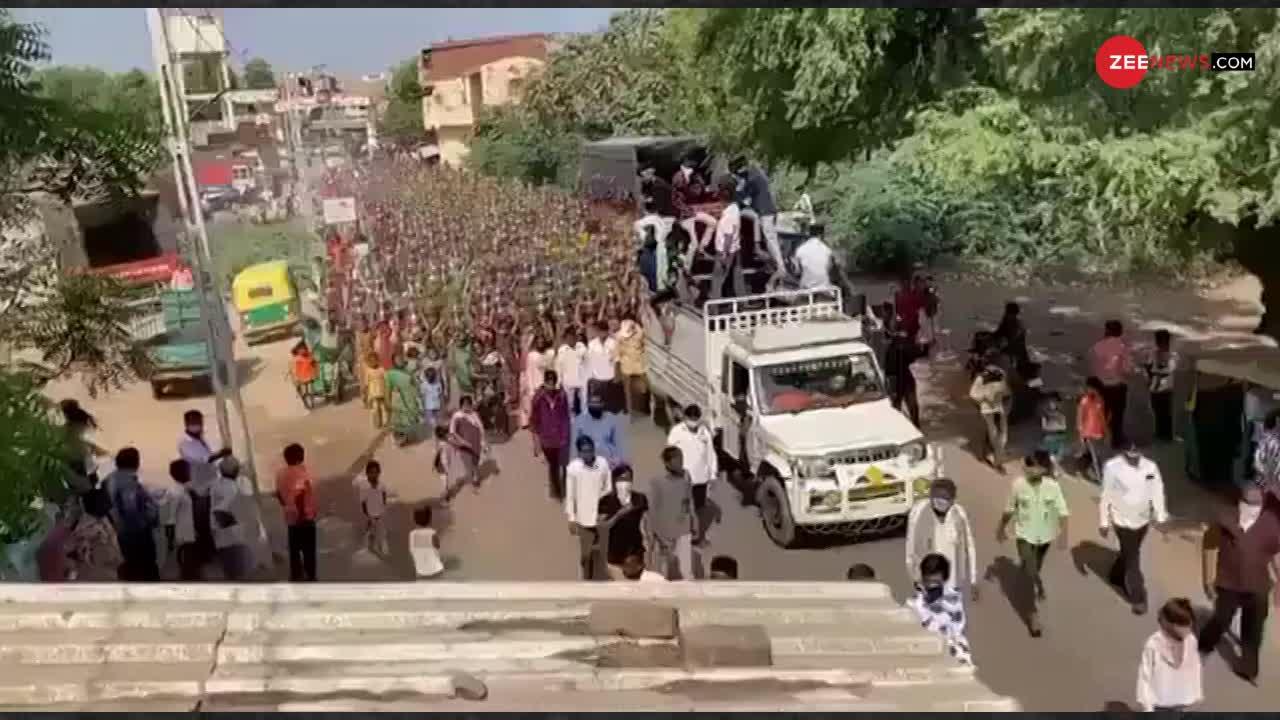 Viral Video: अहमदाबाद में कोरोना माहामारी के बीच धार्मिक आयोजन में उमड़ी सैकड़ों महिलाओं की भीड़