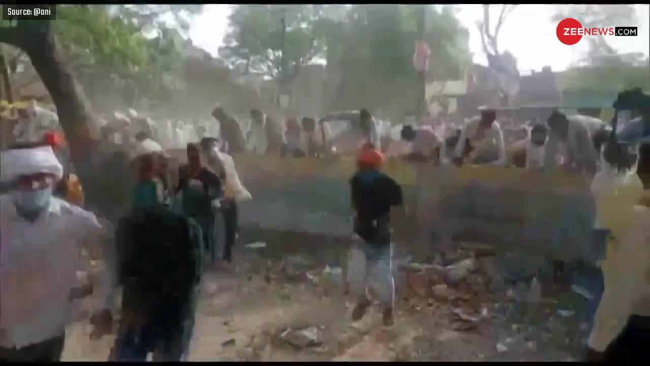 UP Panchayat Election Result: हाथरस में काउंटिंग सेंटर पर बेकाबू भीड़ ने बैरिकेडिंग को तोड़ा, उड़ रही कोरोना नियमों की धज्जियां
