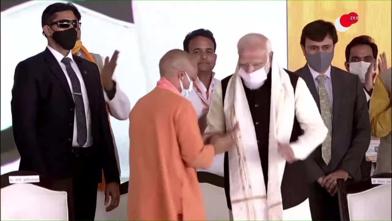 खेल बड़ा है, PM Modi को बार-बार कृष्ण मूर्ति क्यों दे रहे हैं CM Yogi