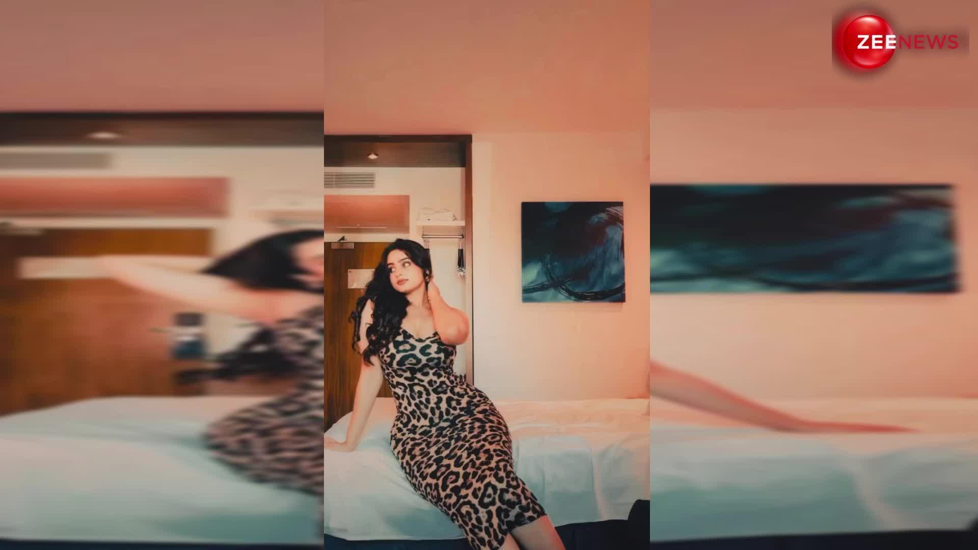 लेपर्ड प्रिंट बॉडीकॉन ड्रेस में Ayesha Khan ने दिखाई ऐसी अदाएं कि मिनटों में वायरल हुआ ये वीडियो