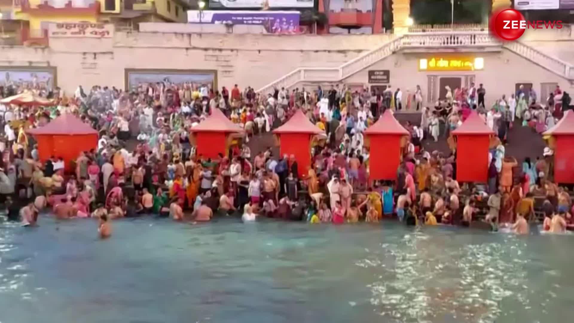 हरिद्वार: बैसाखी के अवसर पर लोगों ने गंगा नदी में लगाई आस्था की पवित्र डुबकी