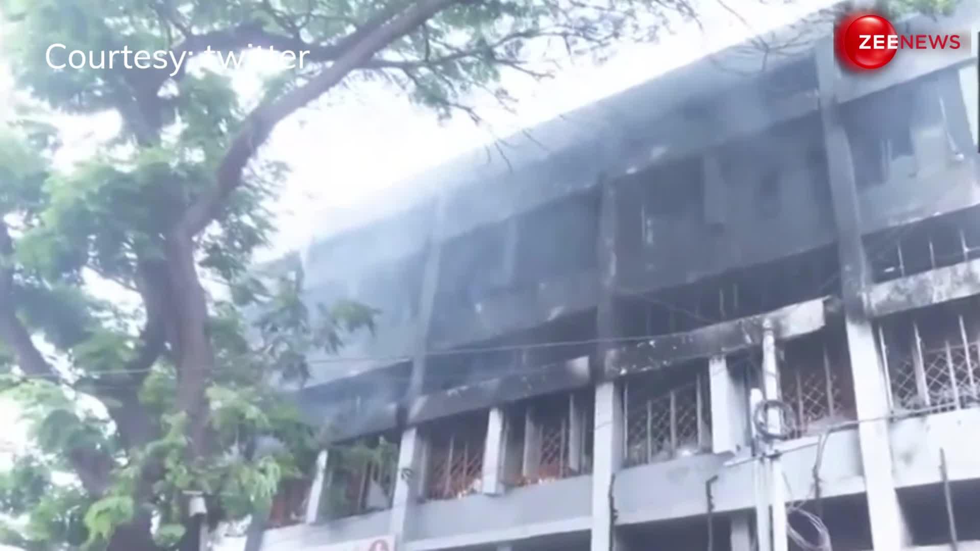 Andhra Pradesh: विजयवाड़ा के बंदर रोड पर गोदाम में लगी आग, रेस्क्यू करने पहुंची पुलिस