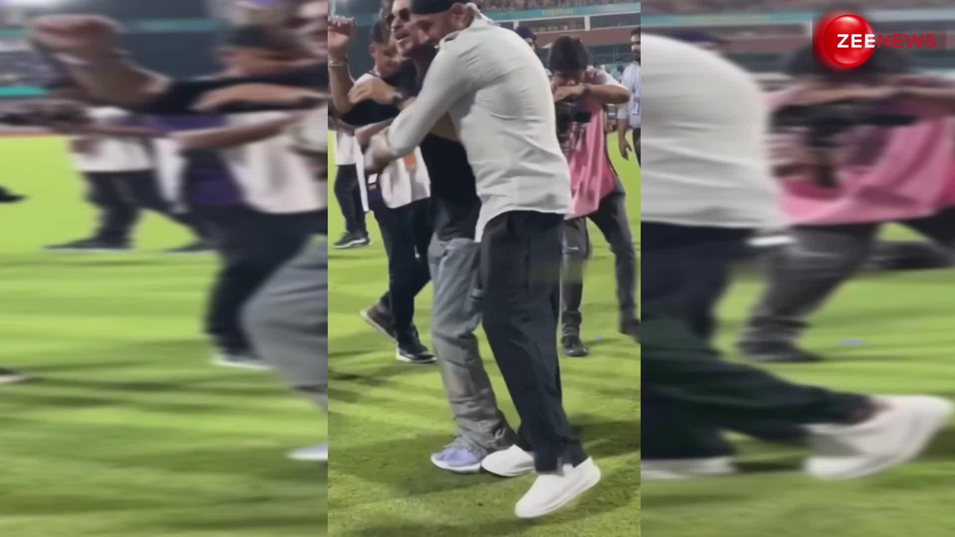 KKR ने जीती IPL 2024 की ट्रॉफी तो मैदान में उतरकर खुशी से झूम उठे Shahrukh Khan, पत्नी और बच्चों संग किया डांस