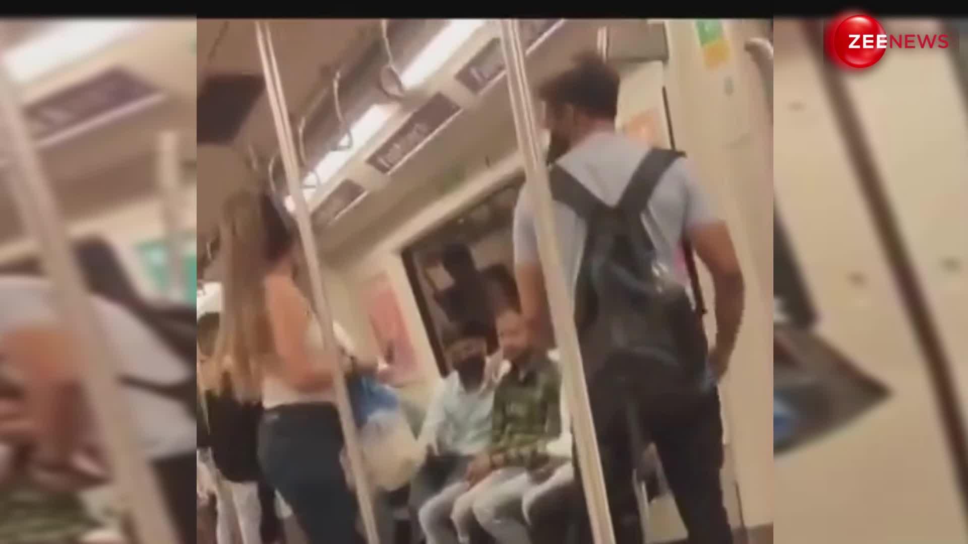 Metro Fight Video: मेट्रो बनी अखाड़ा... लड़का-लड़की ने एक दूसरे को लगाए इतने चांटे, देख हैरान रह गए लोग
